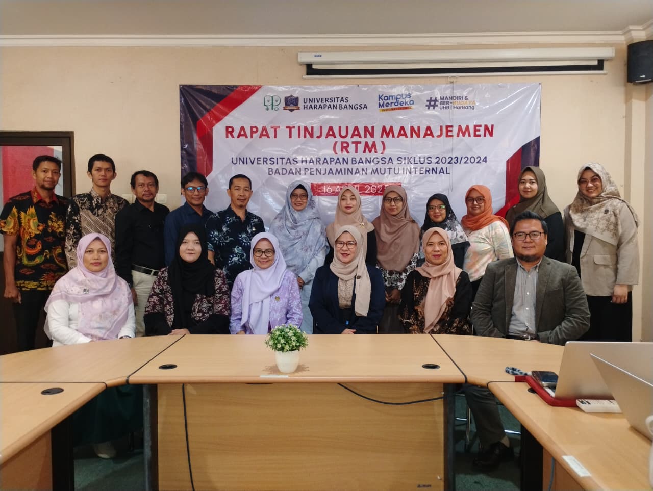 Universitas Harapan Bangsa Gelar Rapat Tinjauan Manajemen Siklus 2023/2024 untuk Evaluasi dan Peningkatan Mutu Berkelanjutan